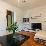 Two-Bedroom App \'Castegner\' With Garden & Free Parking
