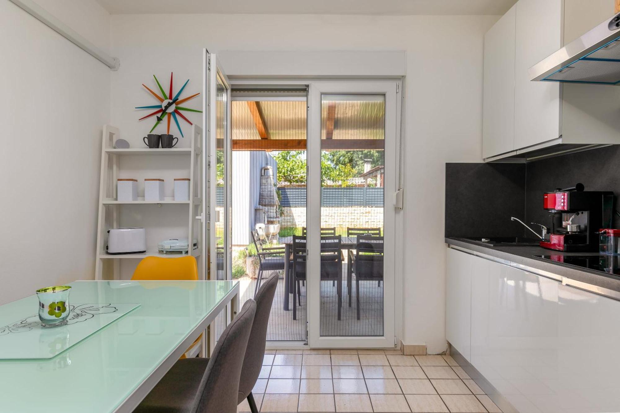 Apartment Two-bedroom App 'castegner' With Garden & Free Parking *