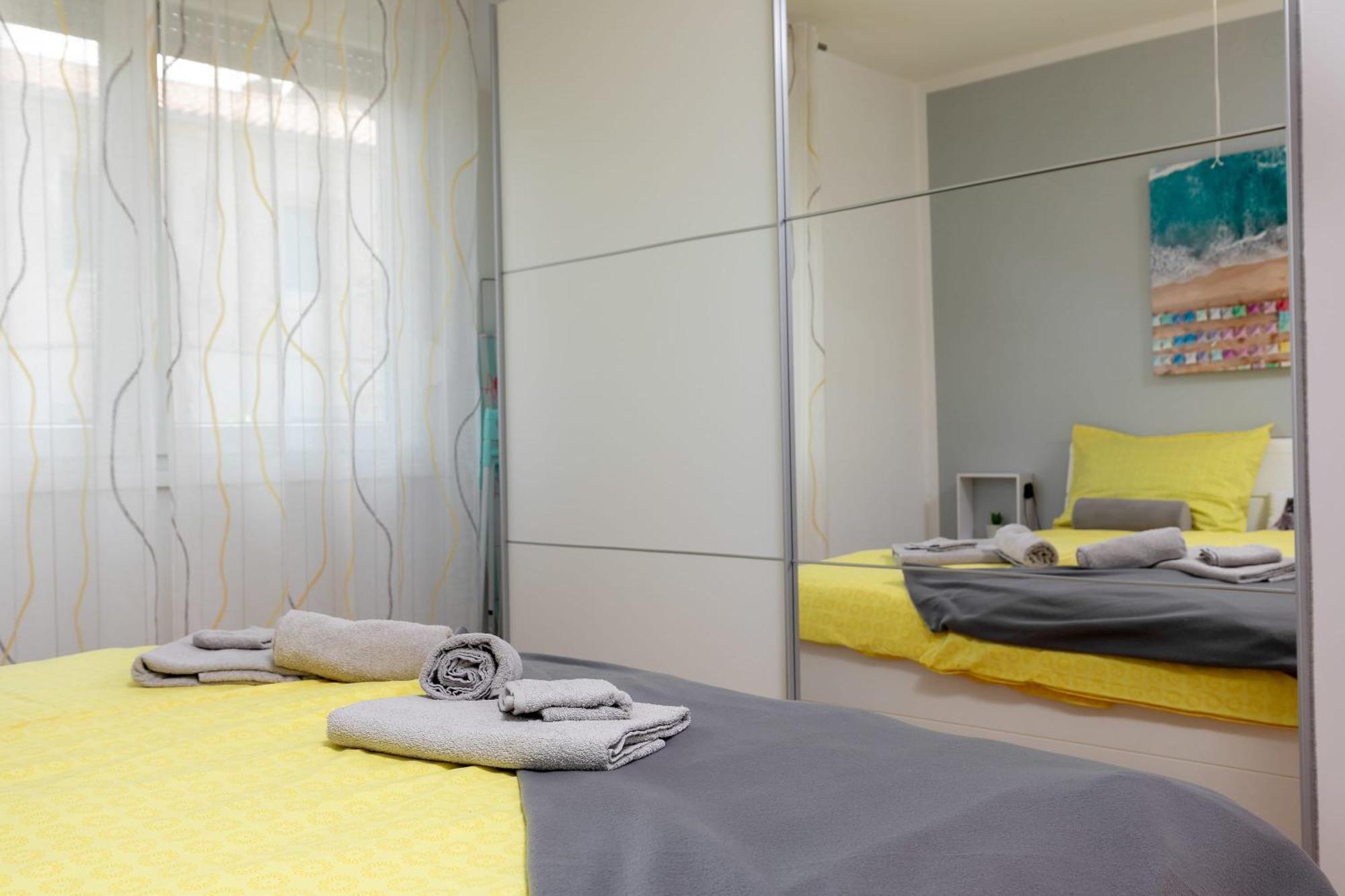 Two-bedroom App 'castegner' With Garden & Free Parking Apartment