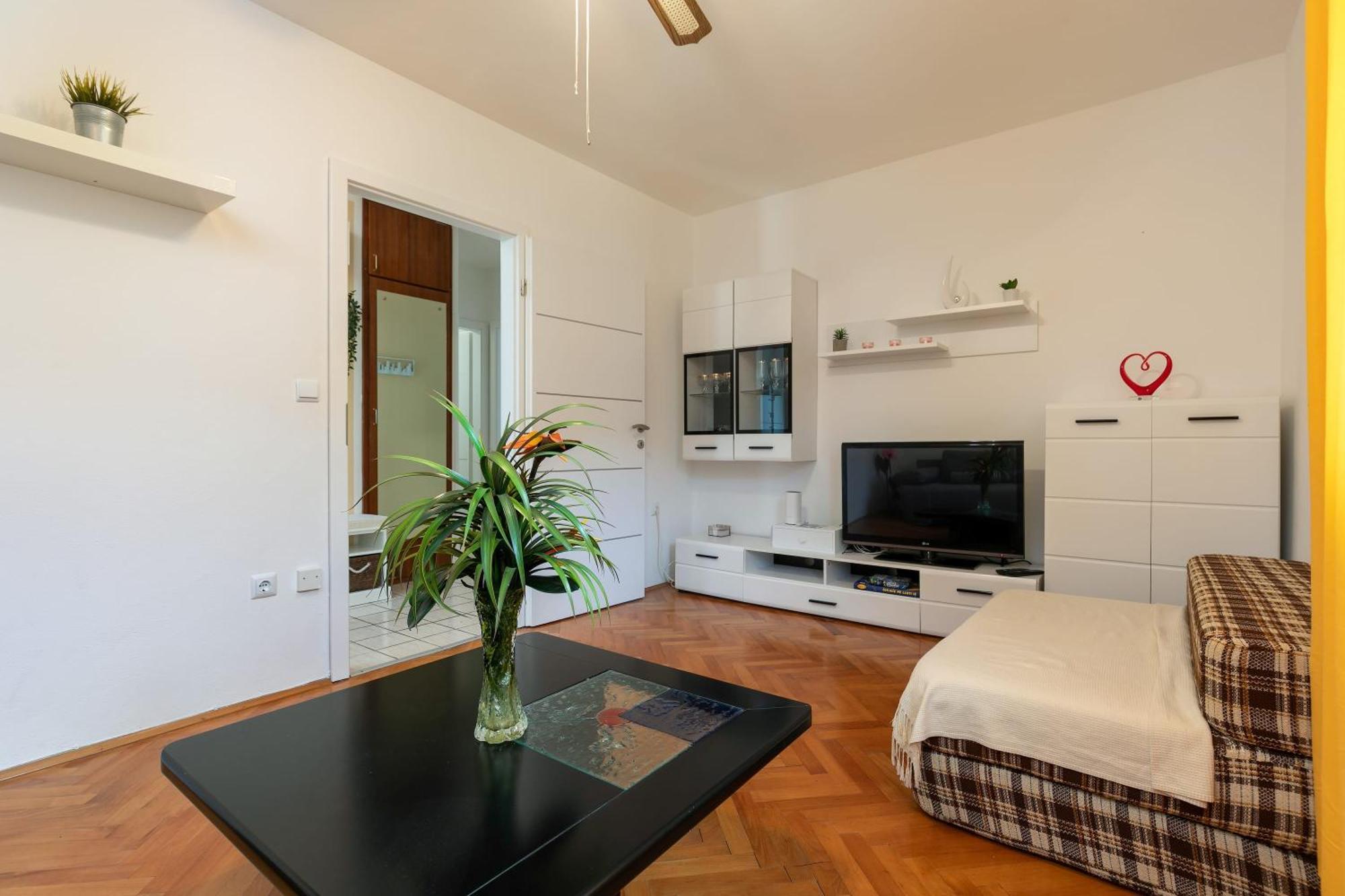Two-bedroom App 'castegner' With Garden & Free Parking Apartment *