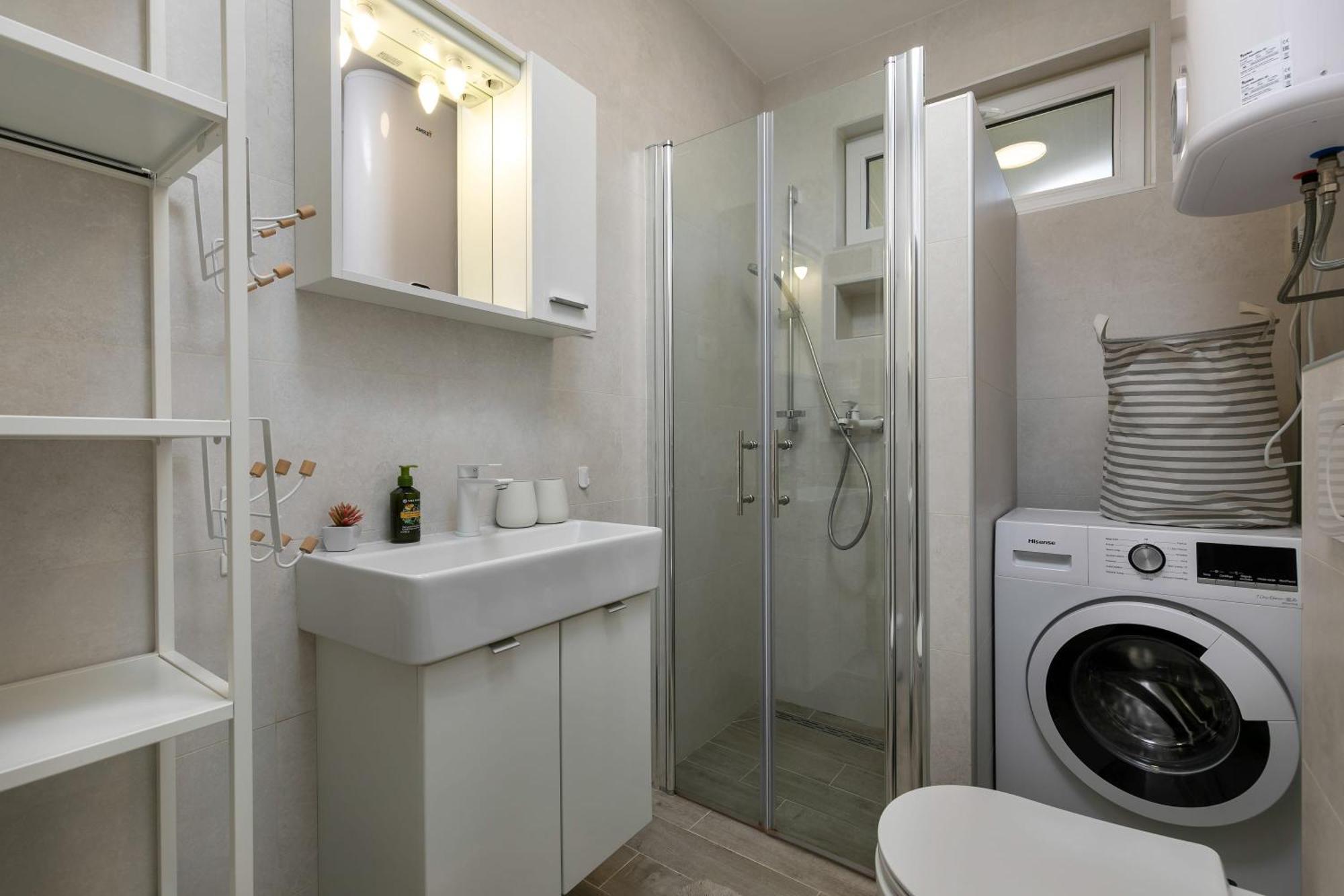 Apartment Two-bedroom App 'castegner' With Garden & Free Parking