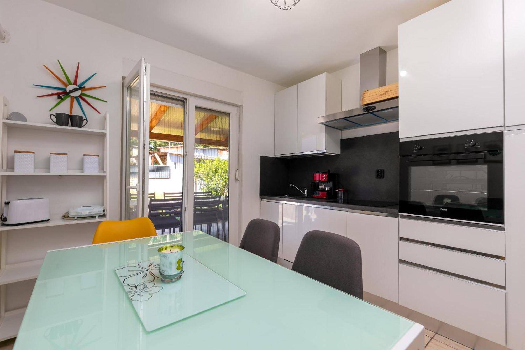 Two-bedroom App 'castegner' With Garden & Free Parking Apartment