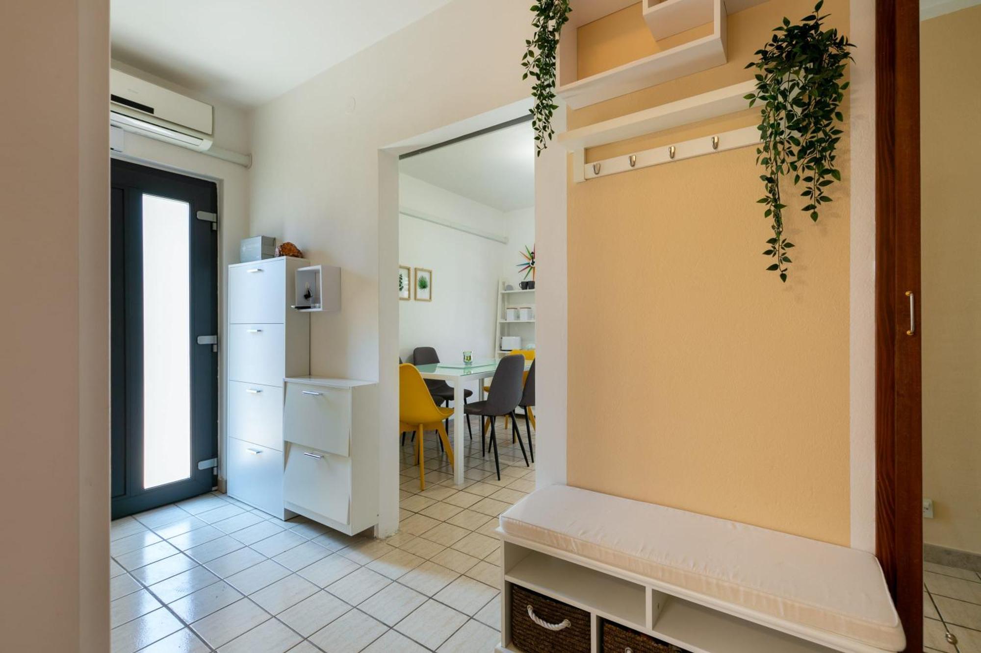 Apartment Two-bedroom App 'castegner' With Garden & Free Parking *