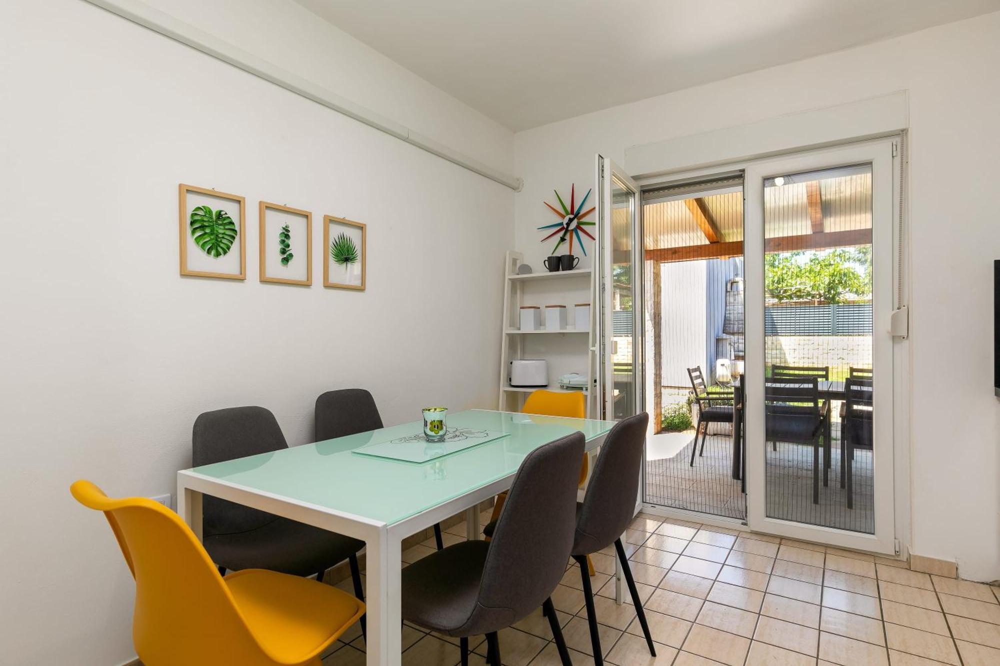 Apartment Two-bedroom App 'castegner' With Garden & Free Parking