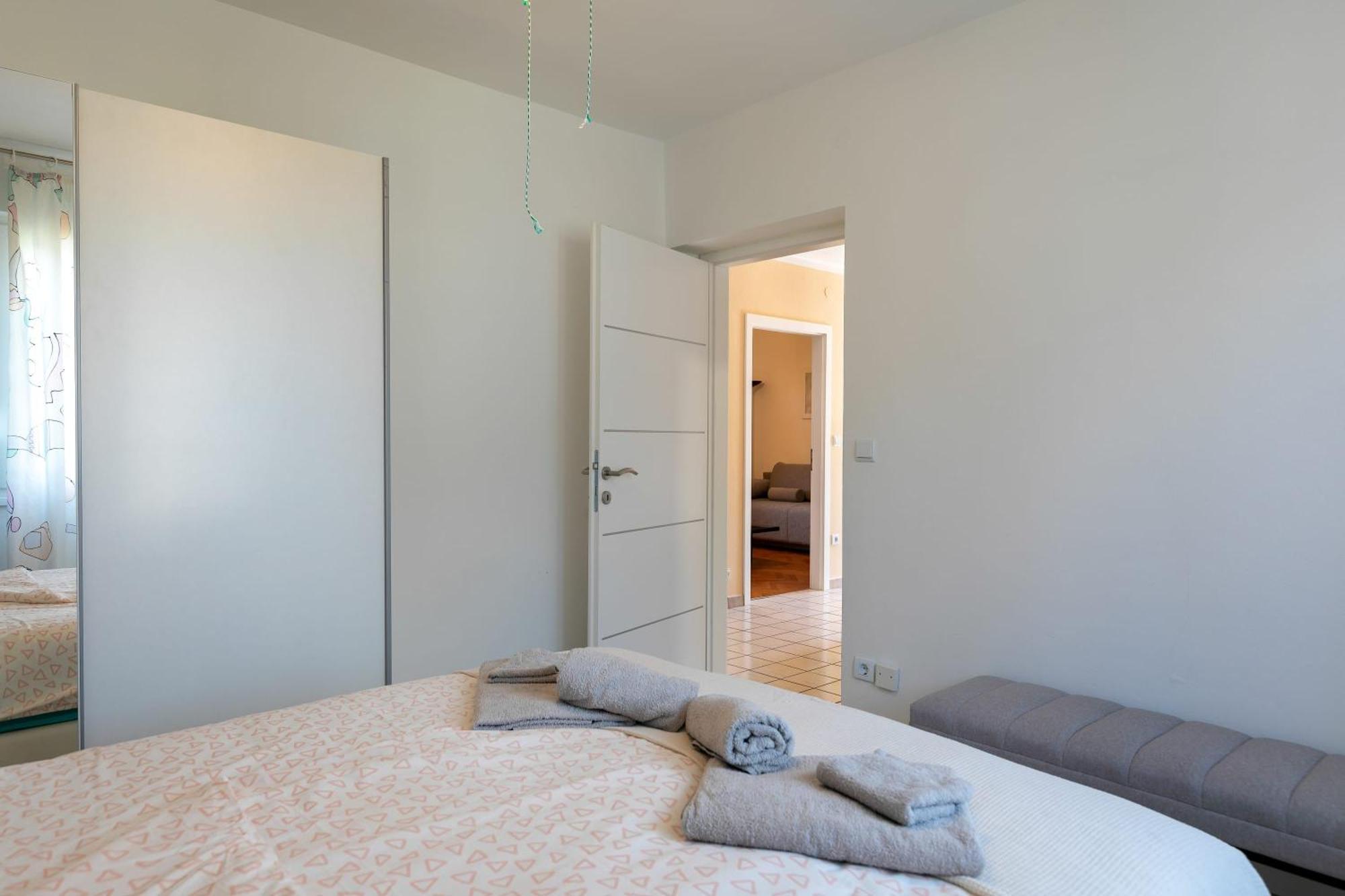 Two-bedroom App 'castegner' With Garden & Free Parking Apartment *