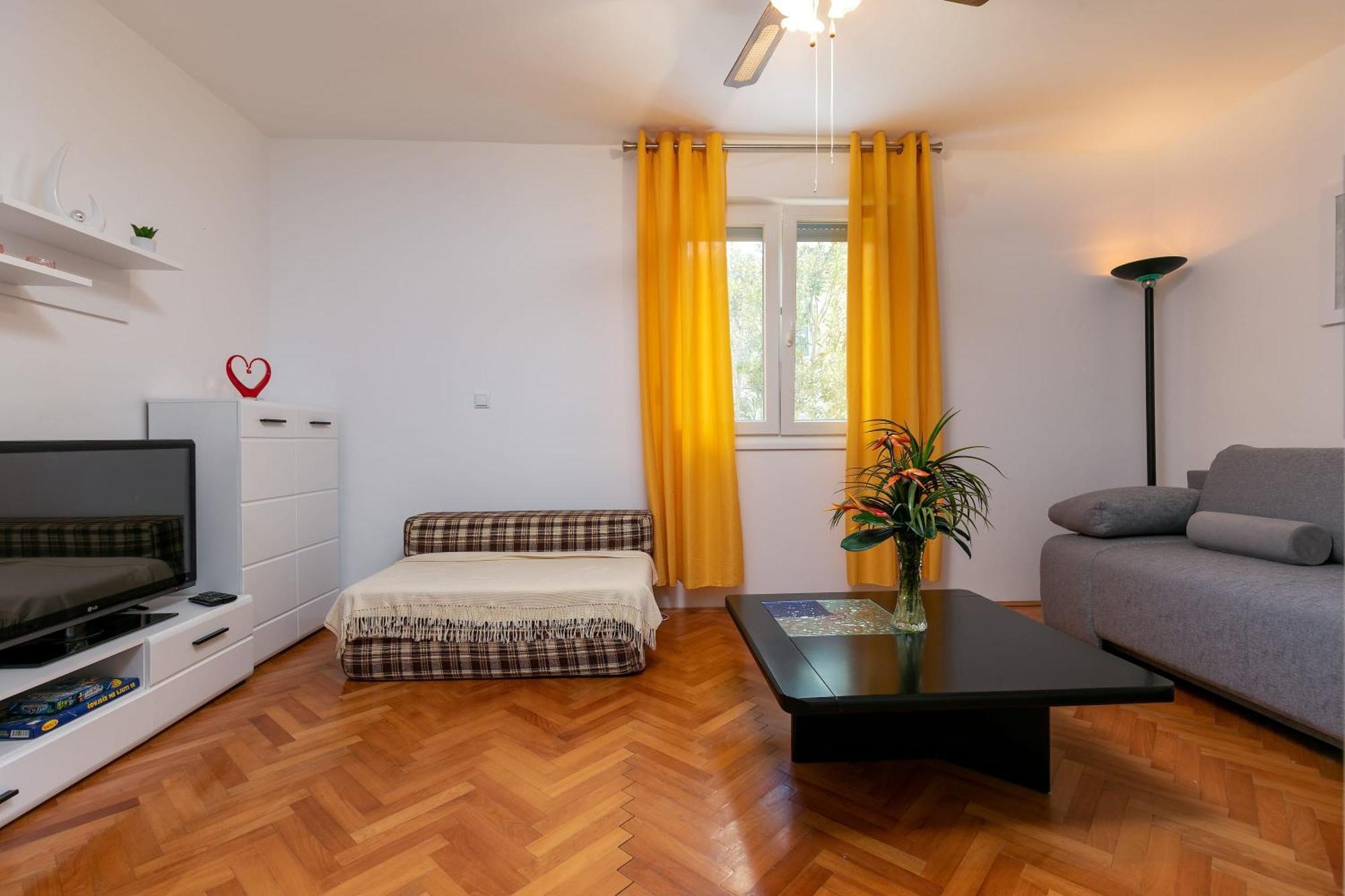 Two-bedroom App 'castegner' With Garden & Free Parking Apartment