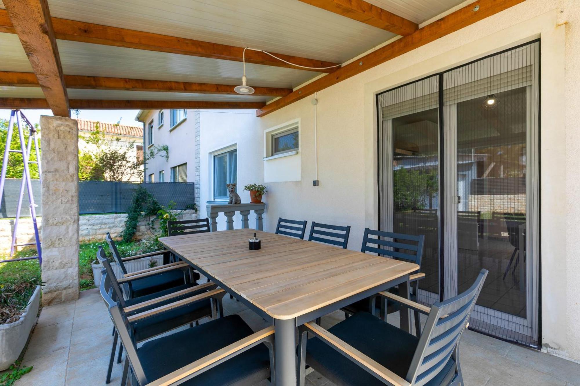 Apartment Two-bedroom App 'castegner' With Garden & Free Parking