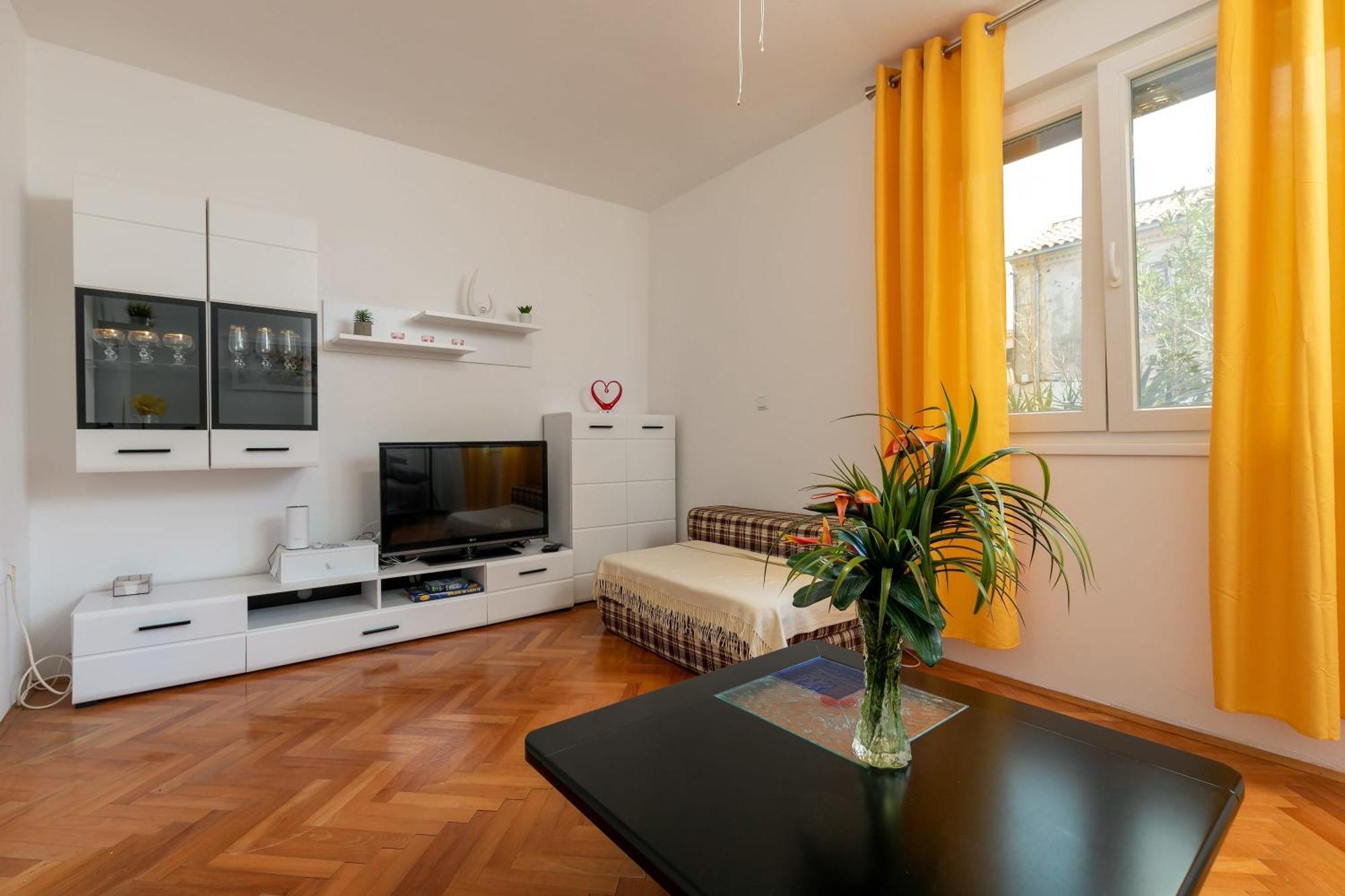 Apartment Two-bedroom App 'castegner' With Garden & Free Parking *