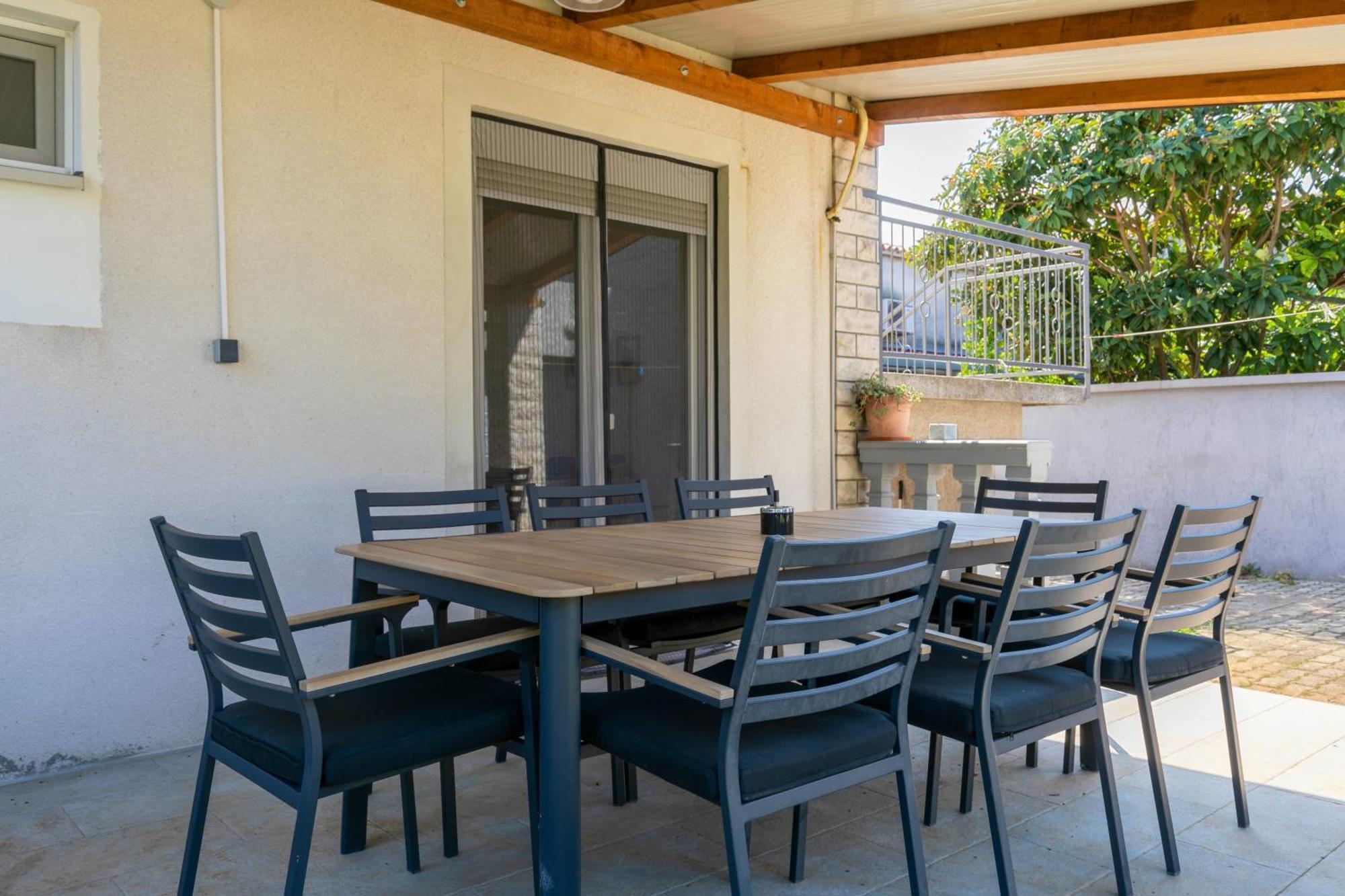 Two-bedroom App 'castegner' With Garden & Free Parking Apartment