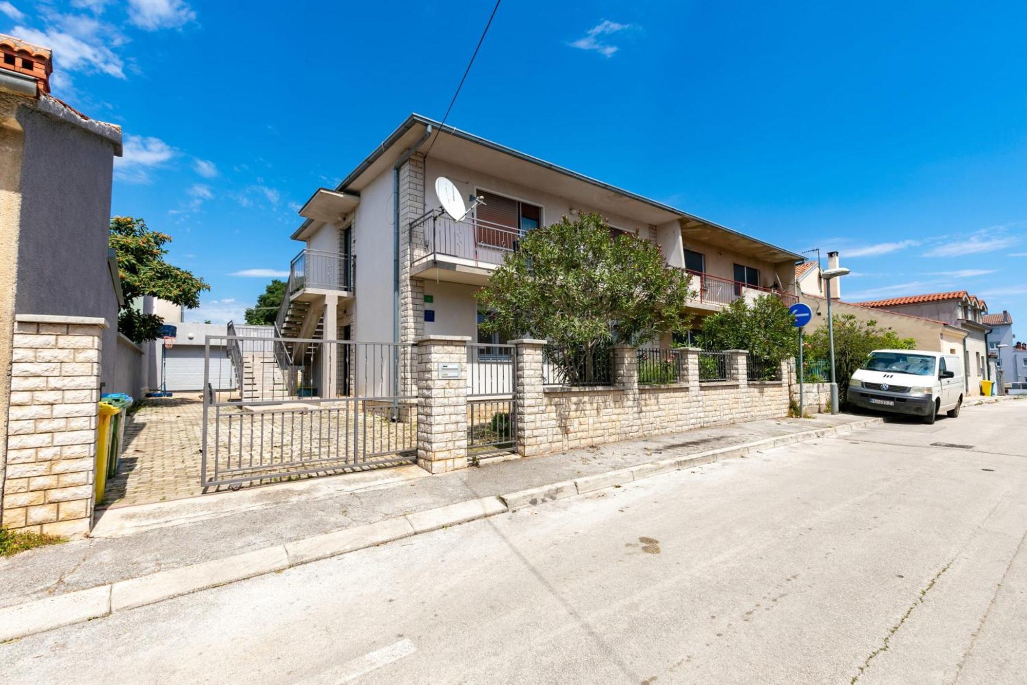 Apartment Two-bedroom App 'castegner' With Garden & Free Parking